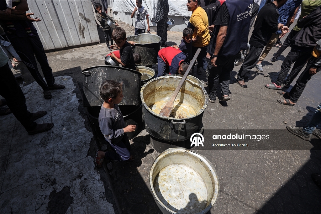 Палестинцам в Газе раздали горячую еду