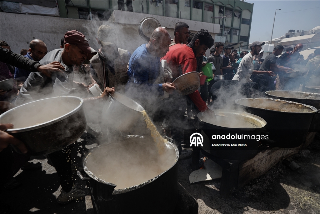 Палестинцам в Газе раздали горячую еду