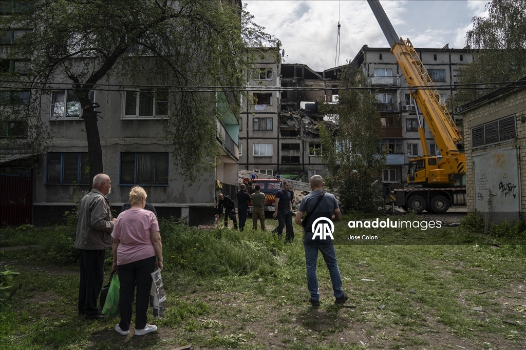 Ukrayna'nın Bilozerske kentinde Rus İHA'sı beş katlı binaya isabet etti