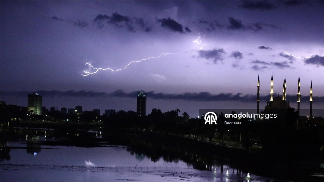 Adana’da şimşekli gece