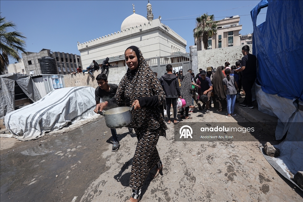 Палестинцам в Газе раздали горячую еду