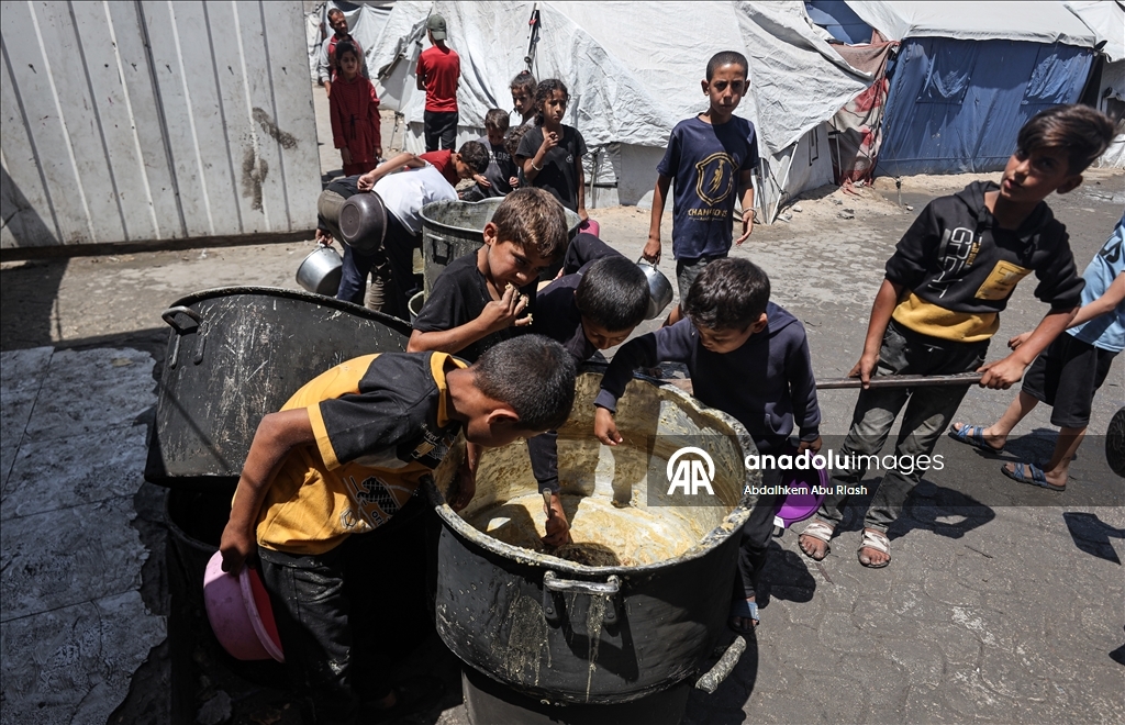 Палестинцам в Газе раздали горячую еду