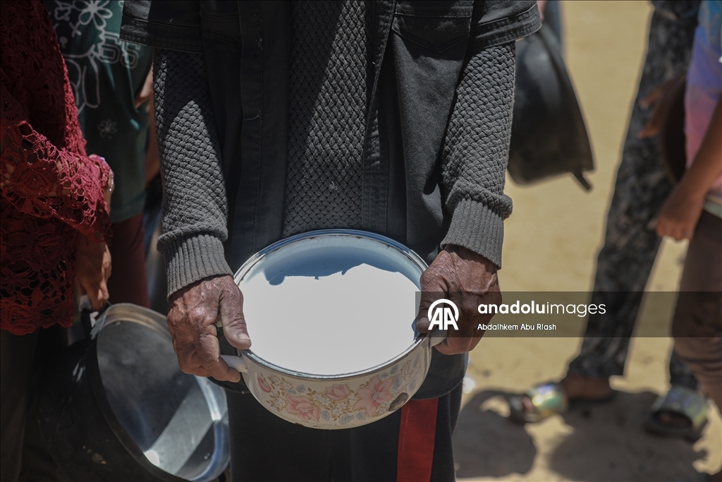 Палестинцам в Газе раздали горячую еду