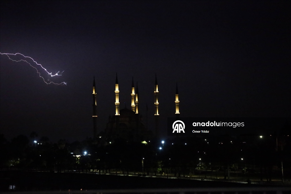 Adana’da şimşekli gece