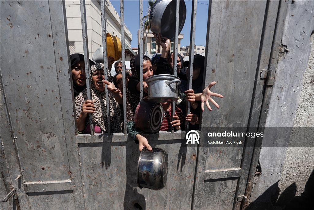 Палестинцам в Газе раздали горячую еду