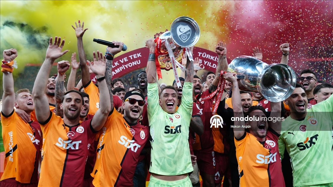 Galatasaray, şampiyonluk kupasını RAMS Park'ta kaldırdı