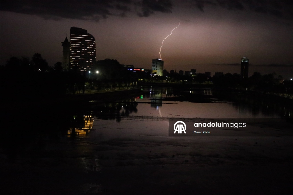 Adana’da şimşekli gece