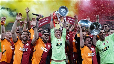 Galatasaray, şampiyonluk kupasını RAMS Park'ta kaldırdı