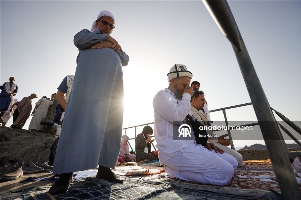 Hazreti Muhammed'e ilk vahyin ulaştırıldığı Hira Mağarası'na hacı adaylarının zorlu ziyareti