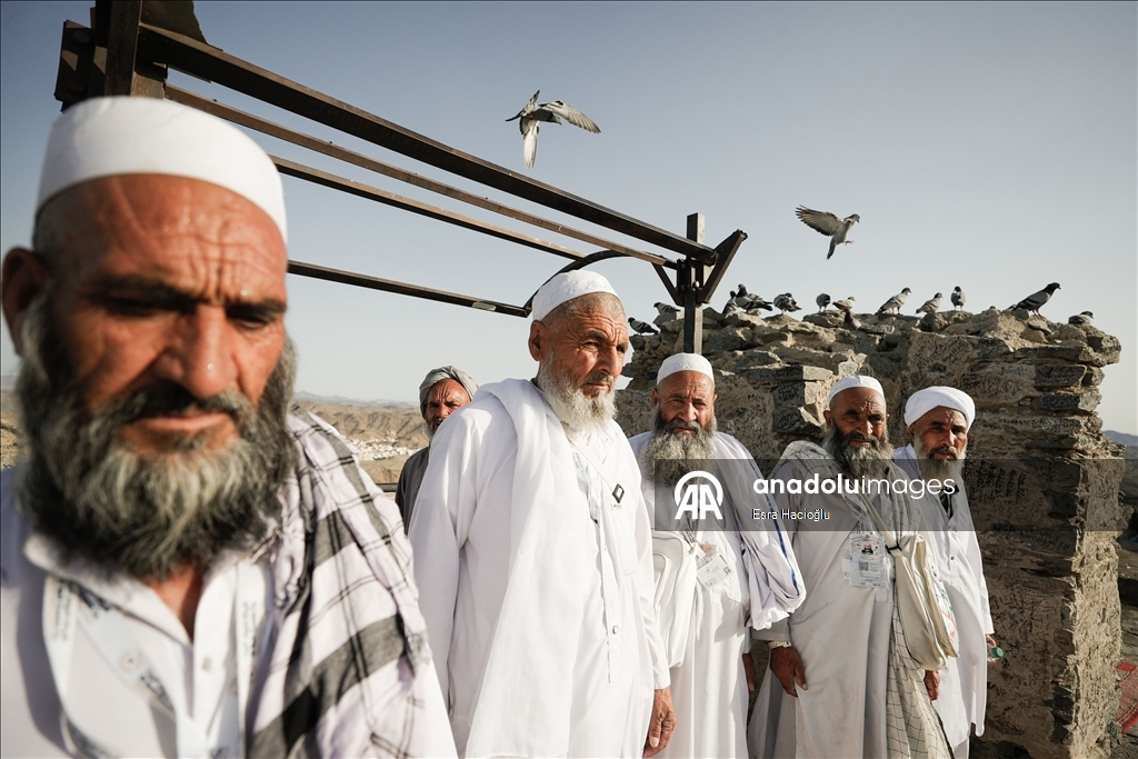 Hazreti Muhammed'e ilk vahyin ulaştırıldığı Hira Mağarası'na hacı adaylarının zorlu ziyareti