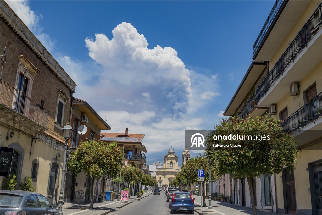 Mount Etna erupts again