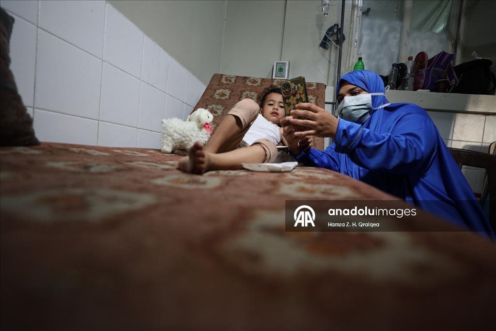 Gazze'de ailesinin umudu olan çocuk, İsrail saldırısında kolunu kaybetti