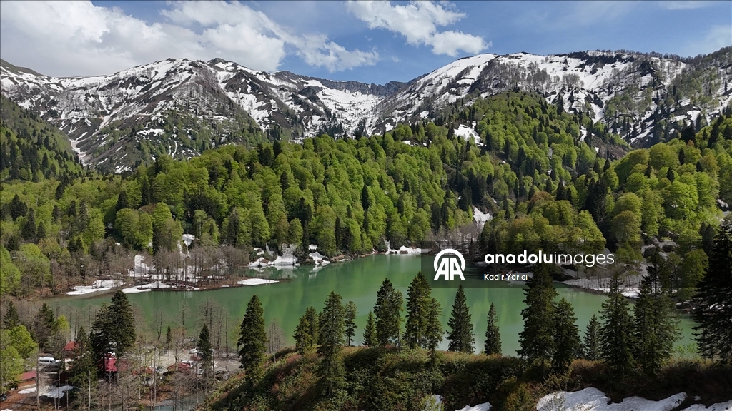 Artvin’in saklı cenneti Karagöl’de bahar ve kış bir arada yaşanıyor