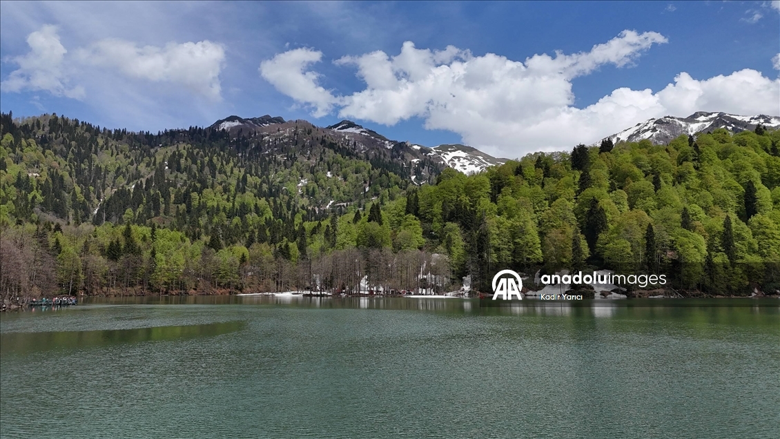 Artvin’in saklı cenneti Karagöl’de bahar ve kış bir arada yaşanıyor