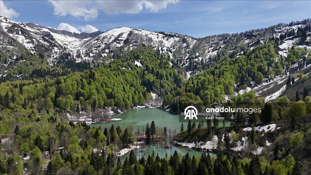 Artvin’in saklı cenneti Karagöl’de bahar ve kış bir arada yaşanıyor