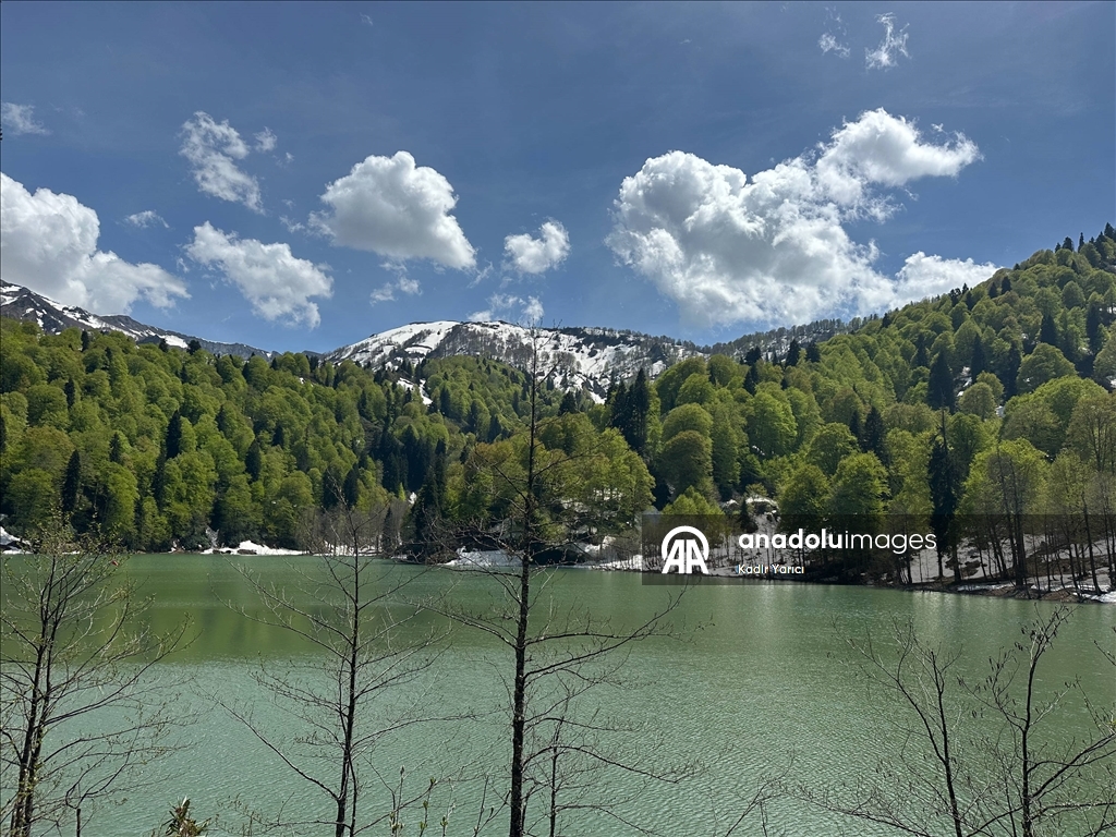 Artvin’in saklı cenneti Karagöl’de bahar ve kış bir arada yaşanıyor