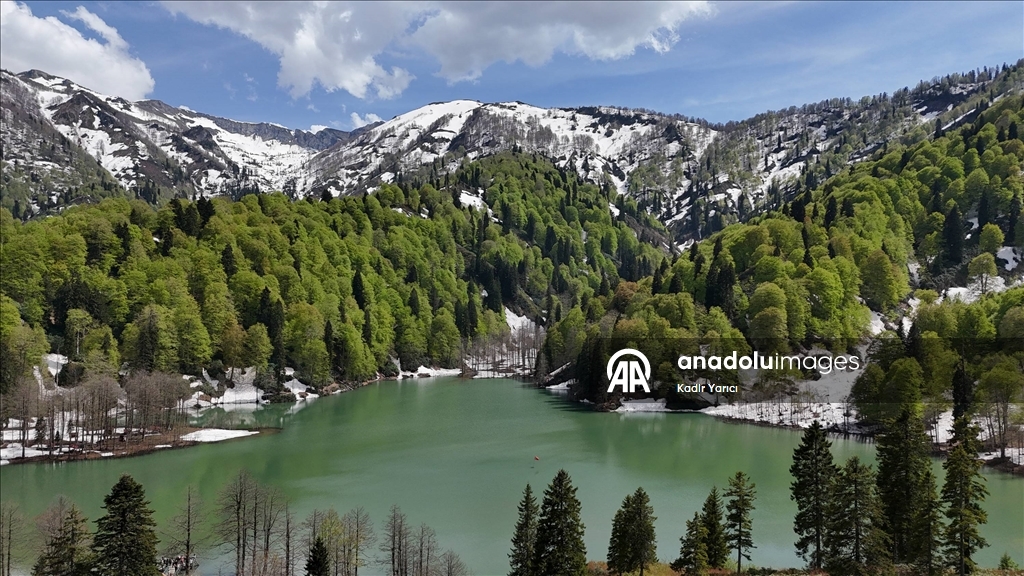 Artvin’in saklı cenneti Karagöl’de bahar ve kış bir arada yaşanıyor