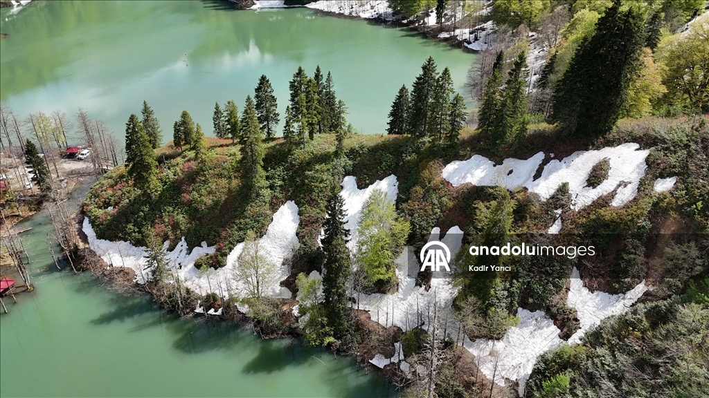 Artvin’in saklı cenneti Karagöl’de bahar ve kış bir arada yaşanıyor