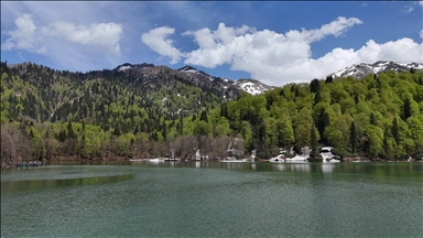 Artvin’in saklı cenneti Karagöl’de bahar ve kış bir arada yaşanıyor