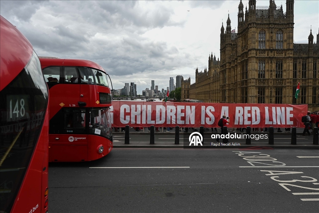Protesters surround UK Parliament with symbolic ‘Red Wall’ for Gaza