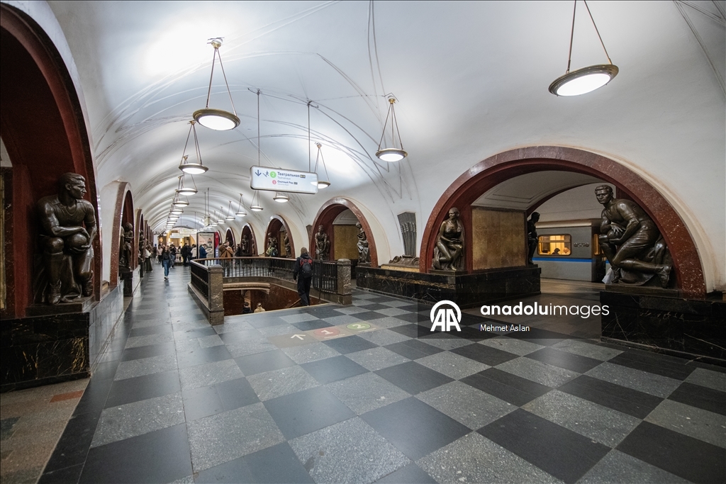 Yer altındaki sanat merkezi: Moskova Metrosu