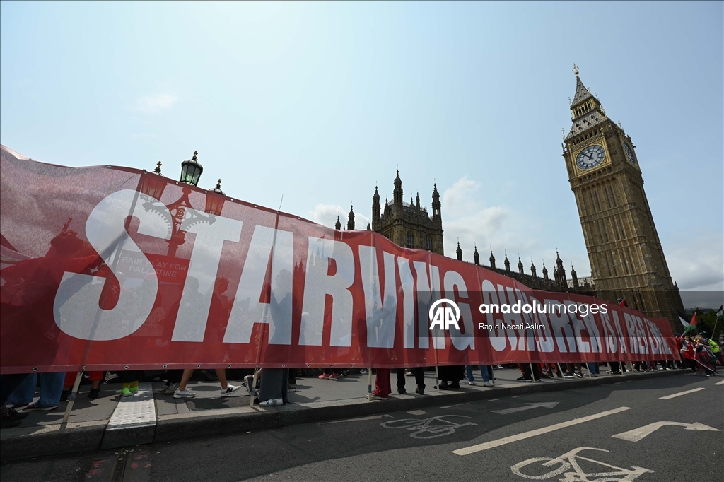 Protesters surround UK Parliament with symbolic ‘Red Wall’ for Gaza