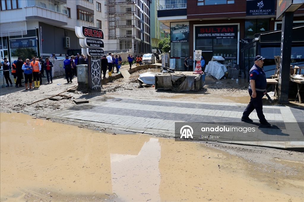 Trabzon'da yağışın ardından temizlik çalışmaları devam ediyor