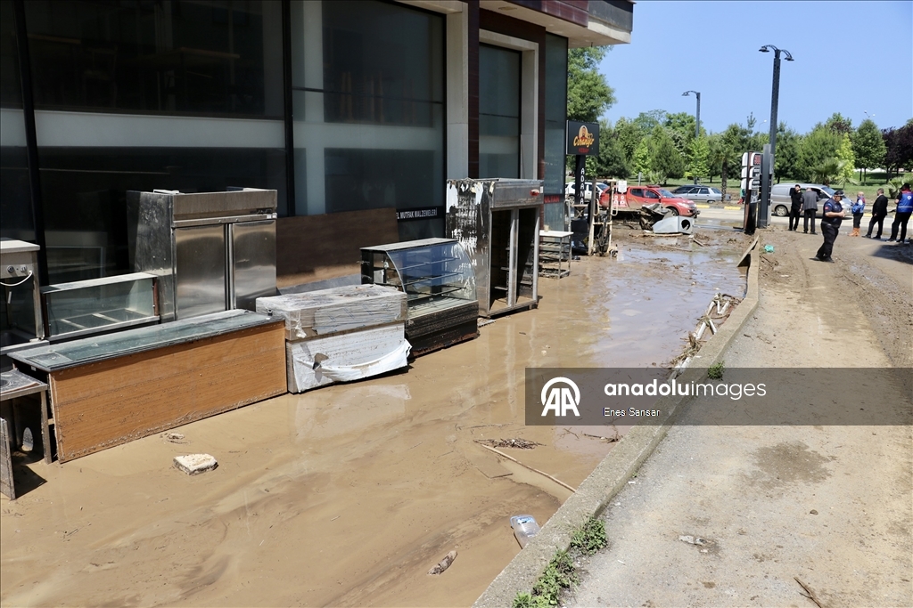 Trabzon'da yağışın ardından temizlik çalışmaları devam ediyor