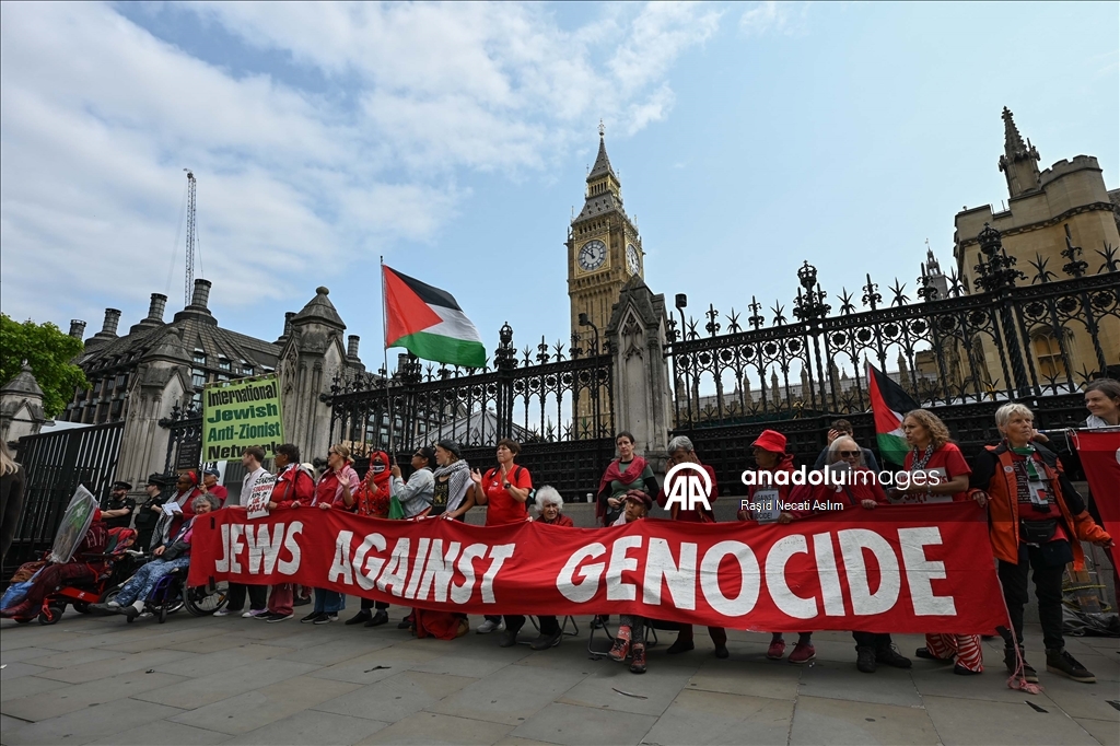 Protesters surround UK Parliament with symbolic ‘Red Wall’ for Gaza