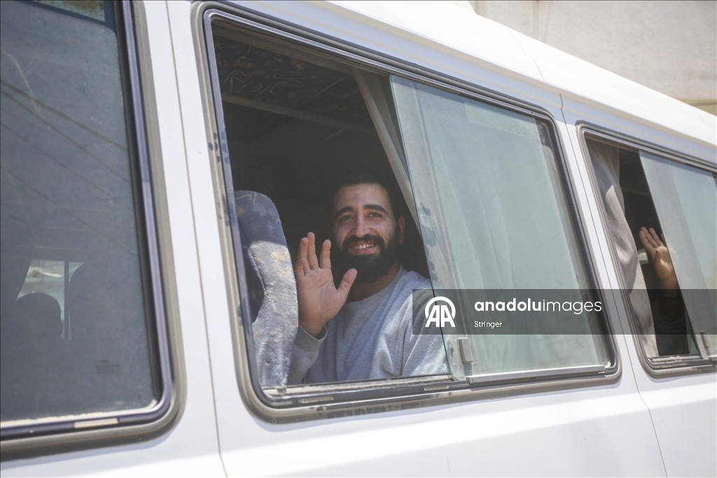 غزة.. إسرائيل تفرج عن 9 أسرى بينهم سيدة وطفل بعد شهور من التعذيب