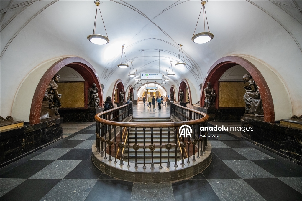 Yer altındaki sanat merkezi: Moskova Metrosu