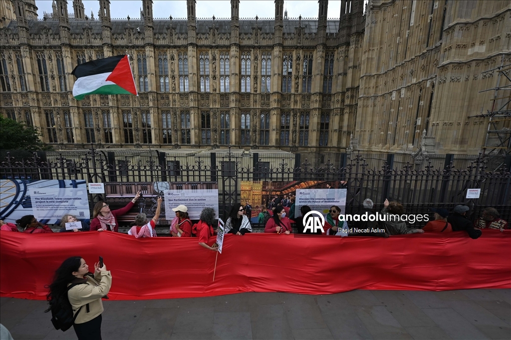 Protesters surround UK Parliament with symbolic ‘Red Wall’ for Gaza