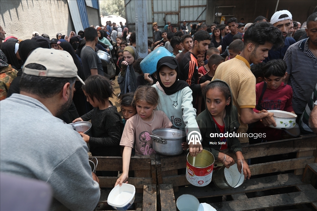 Gazze'de açlıkla mücadele eden Filistinlilere yemek dağıtıldı