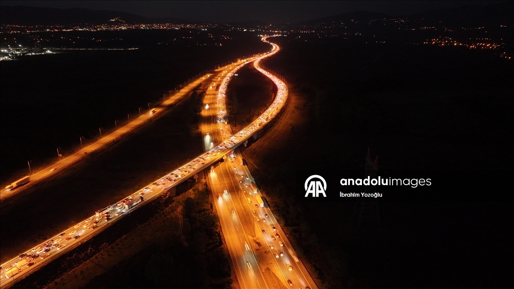 Anadolu Otoyolu'nun Bolu ve Düzce kesiminde bayram tatili hareketliliği sürüyor