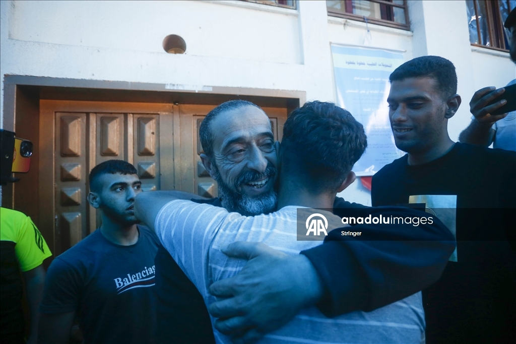 غزة.. إسرائيل تفرج عن 9 أسرى بينهم سيدة وطفل بعد شهور من التعذيب