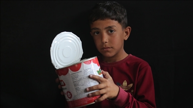 Gazzeli çocuklar, ailelerine yemek alabilmek için her gün mücadele veriyor