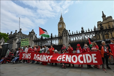 Protesters surround UK Parliament with symbolic ‘Red Wall’ for Gaza