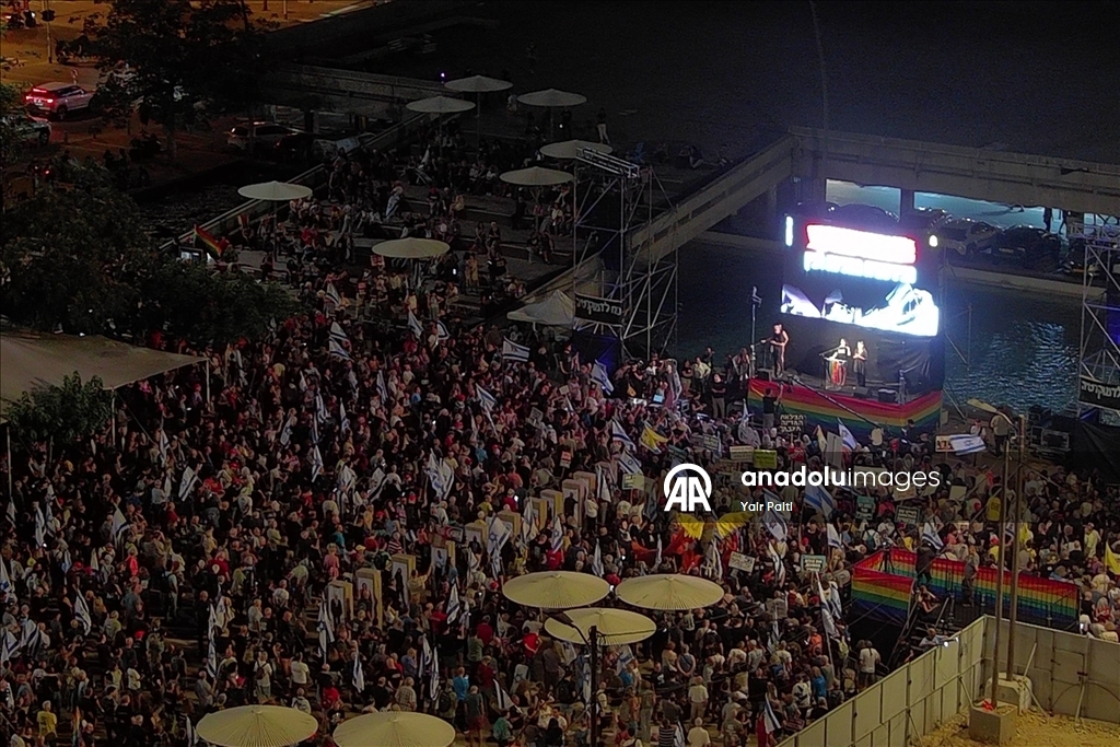 Tel Aviv'de yüzlerce İsrailli protesto gösterisi düzenledi