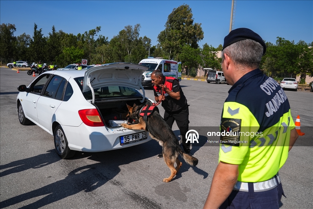 Otoyol jandarması trafik güvenliği için bayramı yolda geçirecek