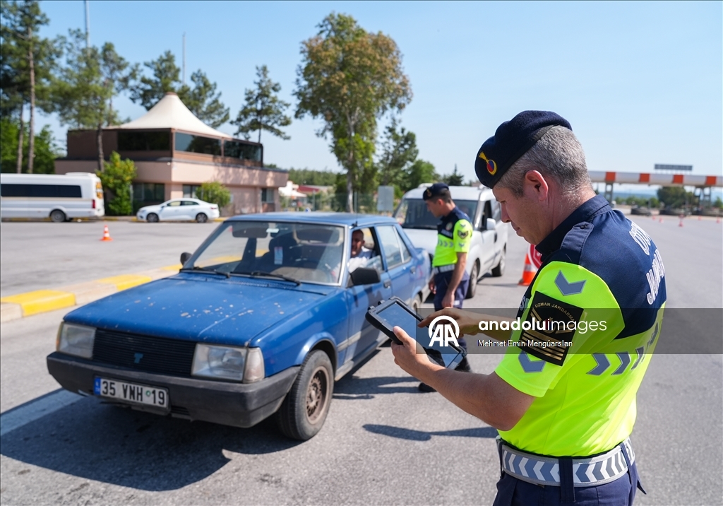 Otoyol jandarması trafik güvenliği için bayramı yolda geçirecek