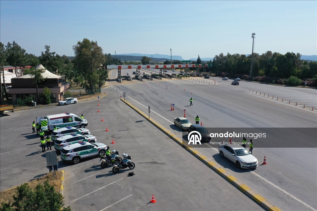 Otoyol jandarması trafik güvenliği için bayramı yolda geçirecek