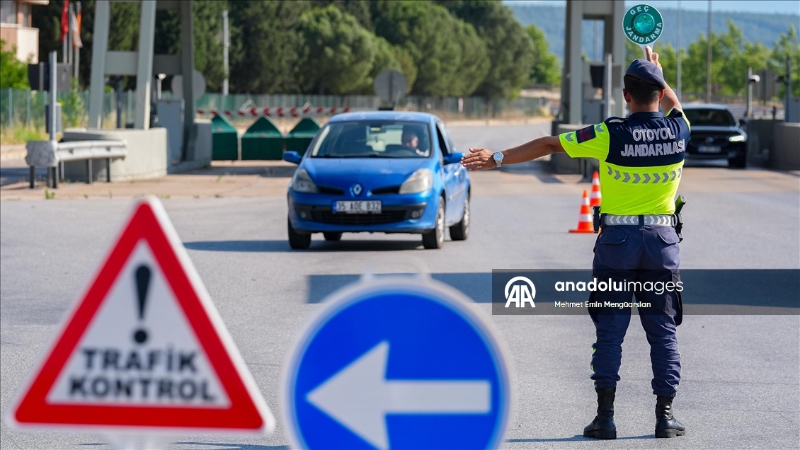 Otoyol jandarması trafik güvenliği için bayramı yolda geçirecek