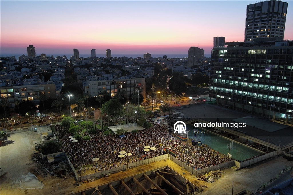 Tel Aviv'de yüzlerce İsrailli protesto gösterisi düzenledi