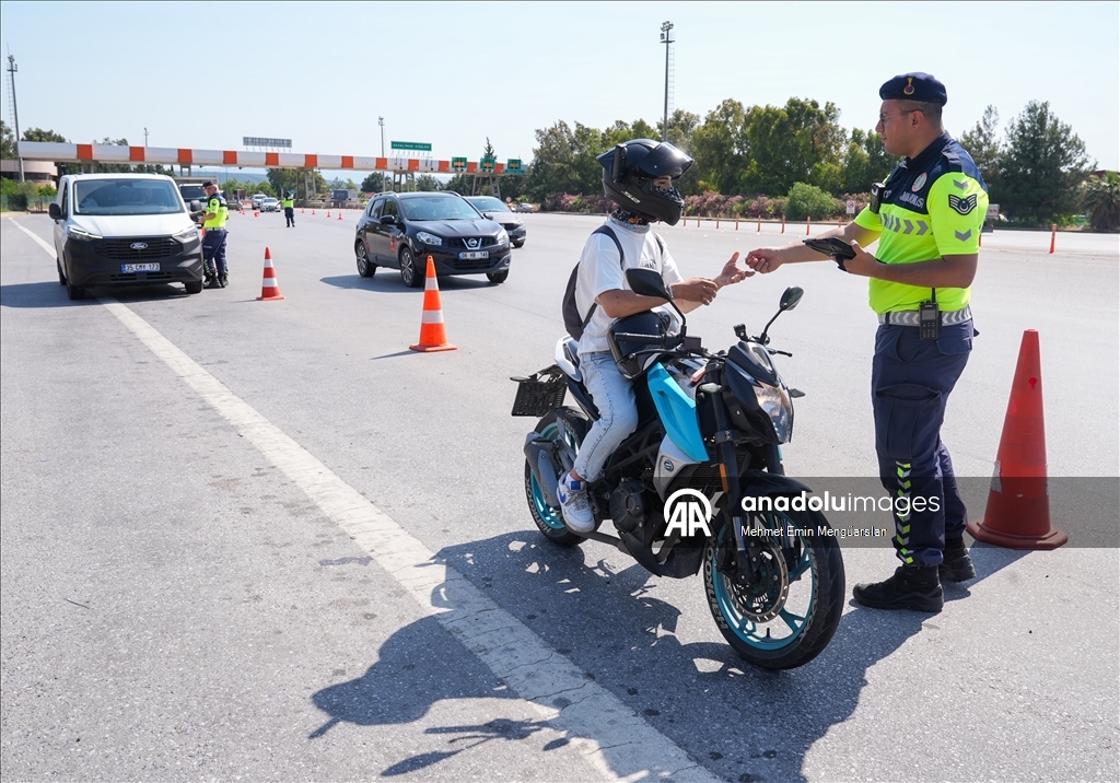 Otoyol jandarması trafik güvenliği için bayramı yolda geçirecek