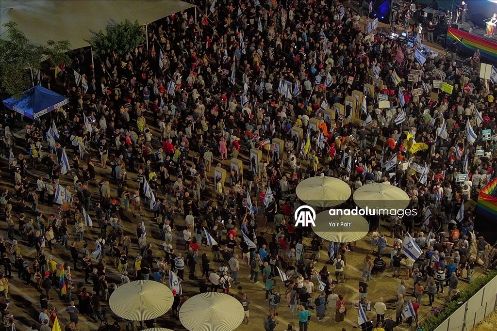 Tel Aviv'de yüzlerce İsrailli protesto gösterisi düzenledi