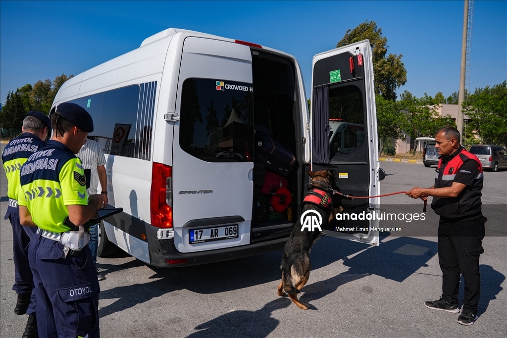 Otoyol jandarması trafik güvenliği için bayramı yolda geçirecek