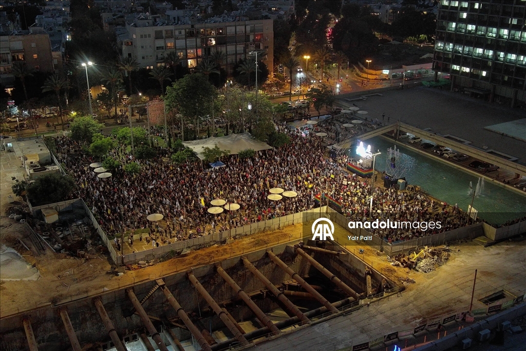 Tel Aviv'de yüzlerce İsrailli protesto gösterisi düzenledi