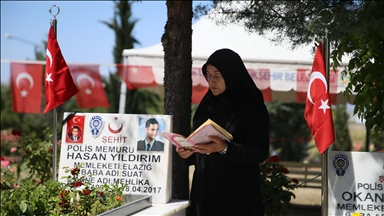 Arife gününde şehitlik ve mezarlıkları ziyaret edenler yakınları için dua okudu