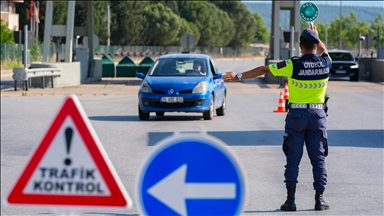Otoyol jandarması trafik güvenliği için bayramı yolda geçirecek