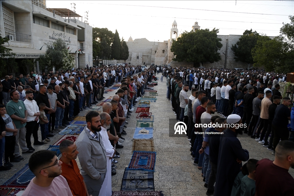 فلسطينيو الضفة يؤدون صلاة العيد وسط عدوان إسرائيلي متواصل